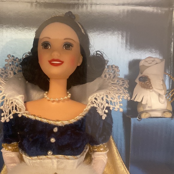 NRFB Disney’s Snow White Holiday Princess 3rd in a Special Edition series doll - Picture 2 of 13